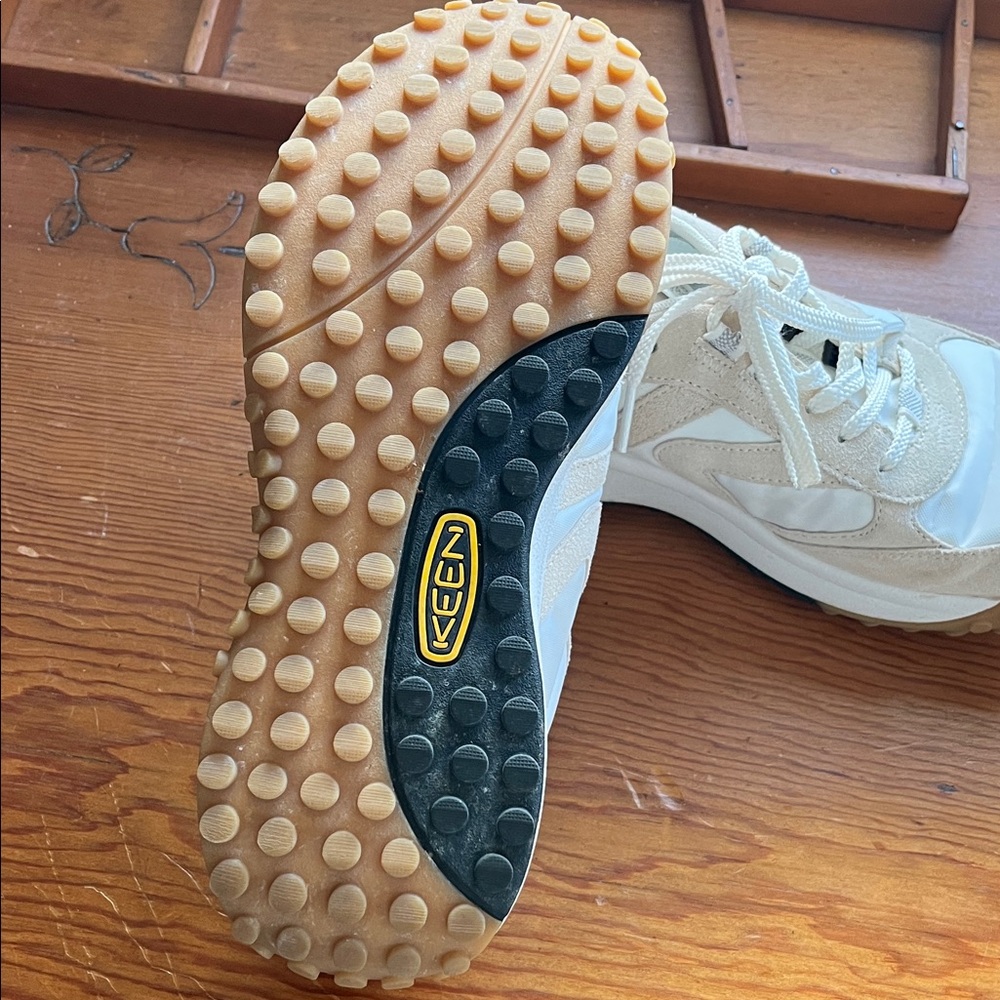 Keen women’s White and Tan Sneakers - Picture 5 of 6
